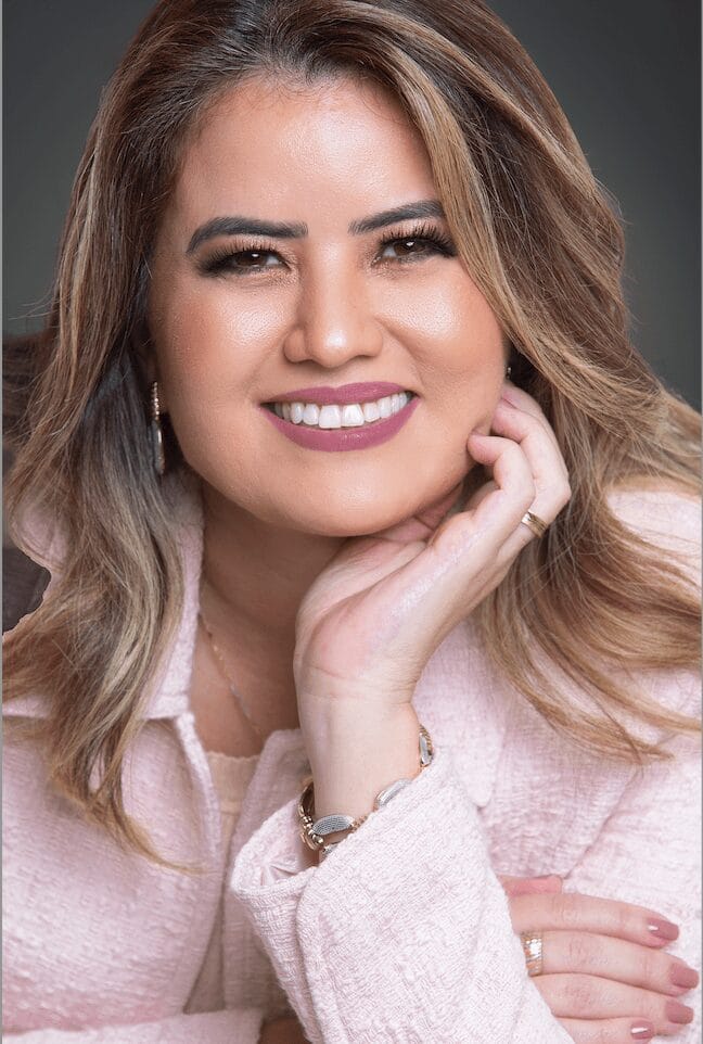 Elaine Asato lança seu primeiro livro autobiografia "é possível ir além"